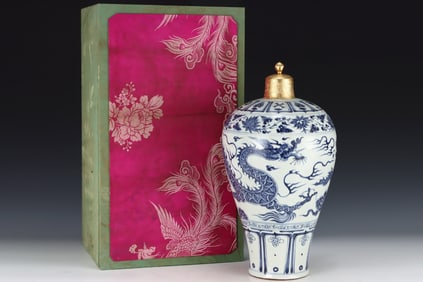 A Huge Blue and White Lotus,Auspicious Cloud and Dragon Pattern Vase,With Gilt Cover