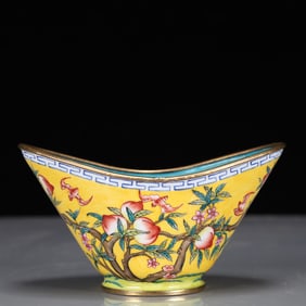 An Exquisite Painted Enamel Bats and Peach Pattern Cup