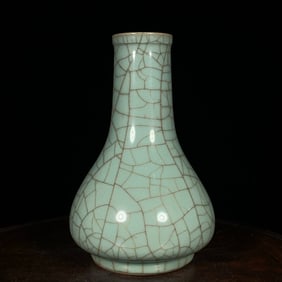 An Exquisite Guan yao Vase