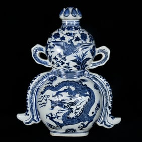 A Rare Blue and White Dragon and Phoenix Pattern Gourd-Shaped Bottle