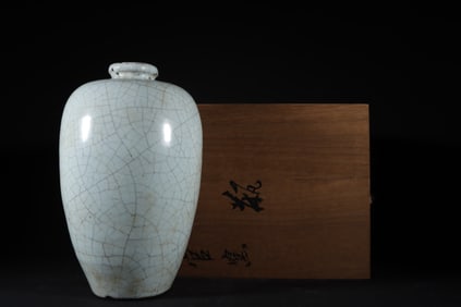 An Exquisite Guan yao White Glazed Vase