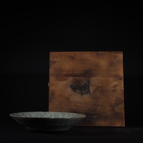 An Exquisite Guan yao Plate