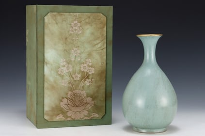 An Exquisite Ru yao Cover with Gold Vase,With an Imperial Poem by Emperor Qianlong