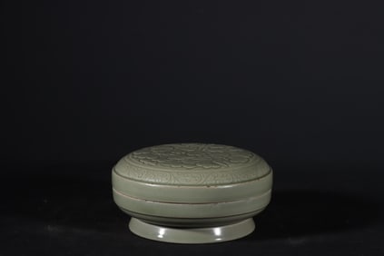 An Exquisite Yue yao Celadon Flower Pattern Cover Box