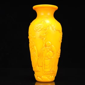 An Exquisite Glass Figure Pattern Vase