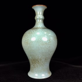 An Exquisite Ru yao Gourd-Shaped Vase