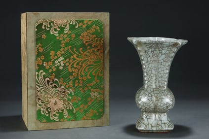 An Exquisite Ge yao Vase
