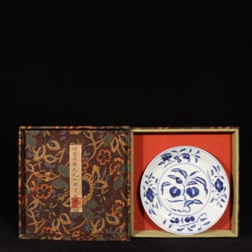 An Exquisite Blue and White Flower Pattern Plate