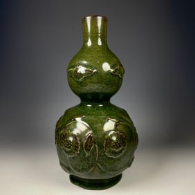An Exquisite Longquan yao Flower Pattern Gourd-Shaped Vase