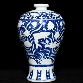 An Exquisite Blue and White Hornwort Pattern Vase