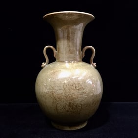 An Exquisite Yue yao Flower Pattern Double-Ears Vase