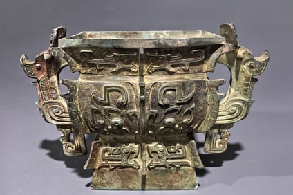An Archaic Bronze Taotie Pattern Double-Ears Food Vessel