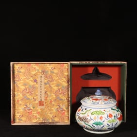 An Exquisite Wucai Hornwort Pattern Cover Jar