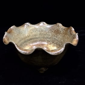 An Exquisite Ru yao Flower-Shaped Tripod Plate
