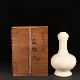An Exquisite Yellow Glazed Vase