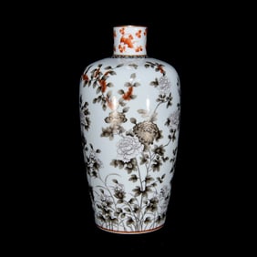 An Exquisite Ink Color Painted Gold Flower Pattern Vase