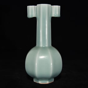 An Exquisite Longquan yao Double-Ears Vase