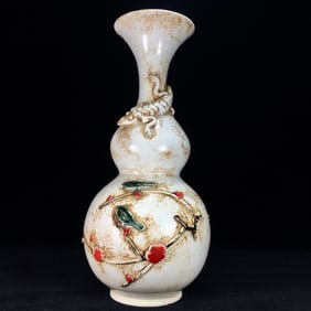 An Exquisite Ding yao Flower and Bird Pattern Gourd-Shaped Vase