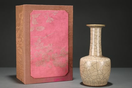 An Exquisite Ge yao Painted Gold Vase,With an Imperial Poem by Emperor Qianlong