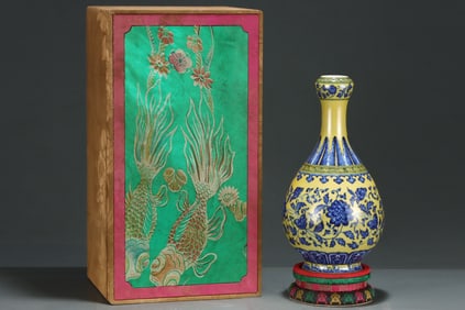 An Exquisite Yellow Ground Blue and White Lotus Pattern Vase