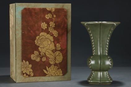 An Exquisite Long quanyao Vase