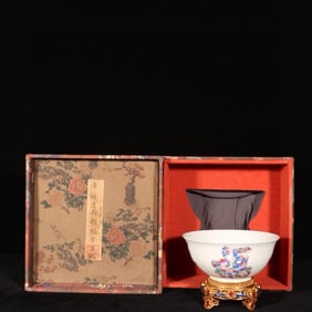 An Exquisite Famille-Rose Bats and Peach Pattern Bowl