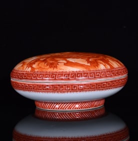 An Exquisite Red Color Phoenix Pattern Cover Box