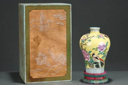 An Exquisite Famille-Rose Flower Pattern Vase