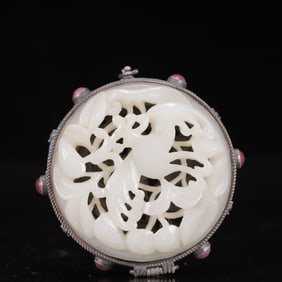 An Exquisite Silver Inlaid White Jade Figure Pattern Box,Inlaid Gems