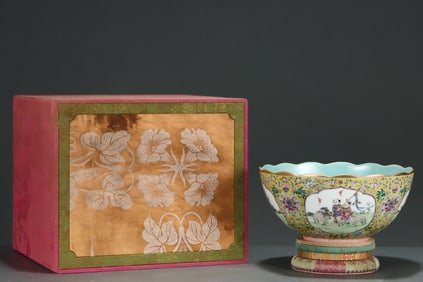 An Exquisite Famille-Rose Green Ground Character and Story Pattern Bowl