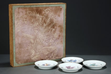 A Set of Fine Enamel Figure Pattern Plates