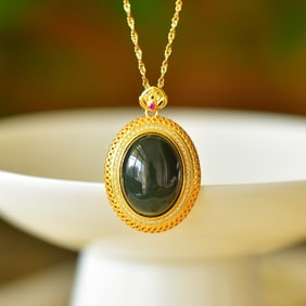 An Exquisite Sterling Silver-Gold Plated Inlaid Jasper Necklace
