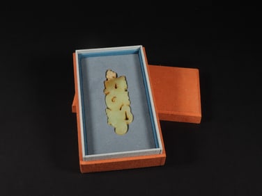 An Exquisite White Jade Figure Pattern Ornament