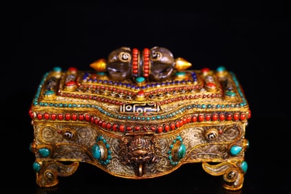 An Exquisite Silver Inlaid Gems Crystal Box