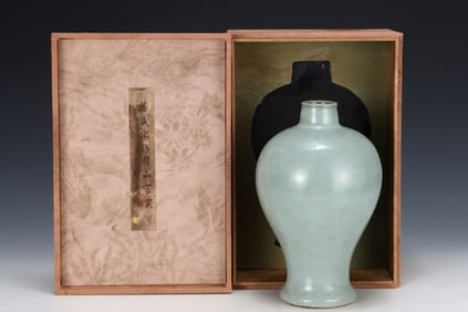 An Exquisite Guan yao Vase