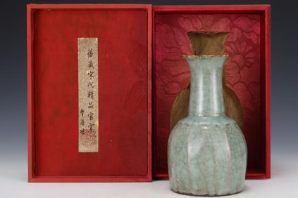 An Exquisite Guan yao Vase