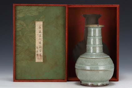 An Exquisite Guan yao Vase