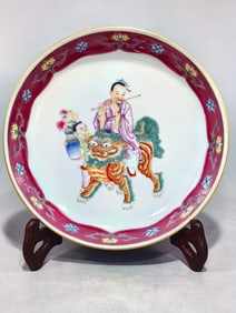 An Exquisite Famille-Rose Character and Story Pattern Lotus Pattern Plate