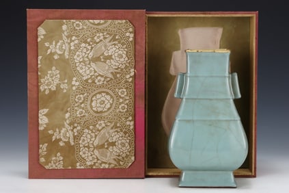 An Exquisite Guan yao Painted Gold Double-Ears Vase