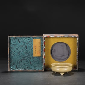 An Exquisite Ge yao Yellow Glazed Tripod Brush Washer