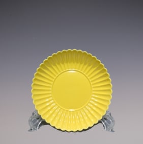 An Exquisite Yellow Glazed Plate