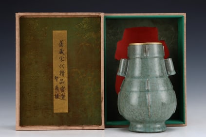 An Exquisite Guan yao Double-Ears Vase
