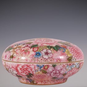 An Exquisite Famille-Rose Flower Pattern Box
