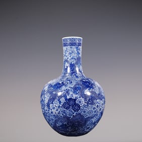 An Exquisite Blue and White Flower Pattern Dragon Pattern Vase