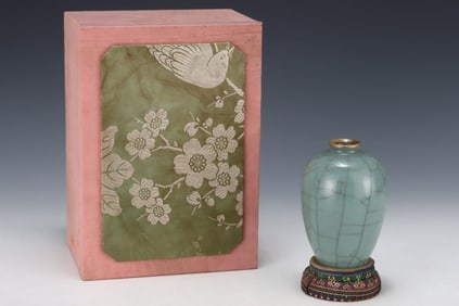 An Exquisite Guan yao Vase