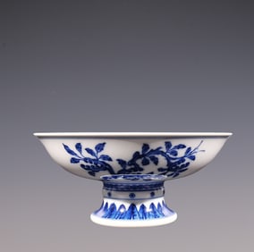 An Exquisite Blue and White Flower and Fruit Pattern Plate