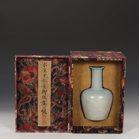 An Exquisite Guan yao Celadon Glazed Vase
