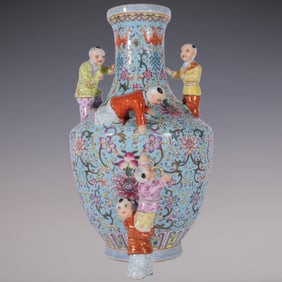 An Exquisite Enamel Green Ground Lotus Pattern Vase