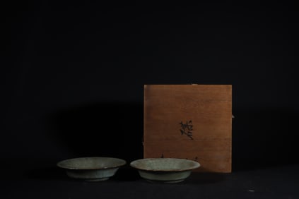 A Pair of Exquisite Guan yao Celadon Glazed Plate