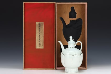 An Exquisite Hutian yao Flower Pattern Ewer